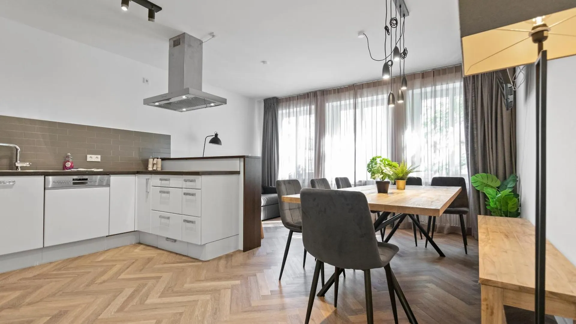 Flatista Homes - Central Station - 4 Br Munich Germany