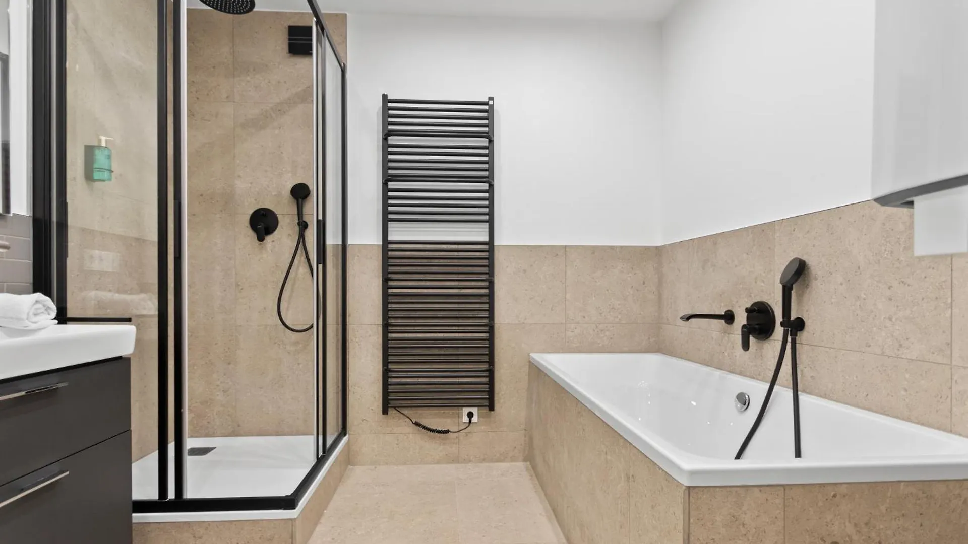 Flatista Homes - Central Station - 4 Br Munich Germany