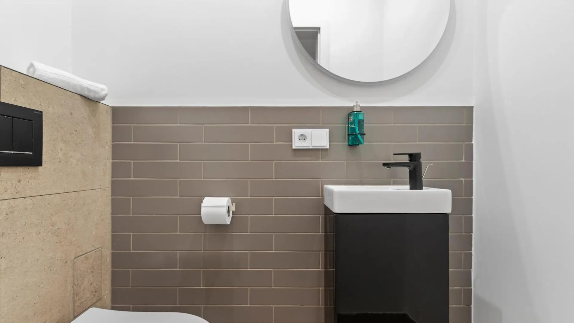 Apartment Flatista Homes - Central Station - 4 Br Munich Germany