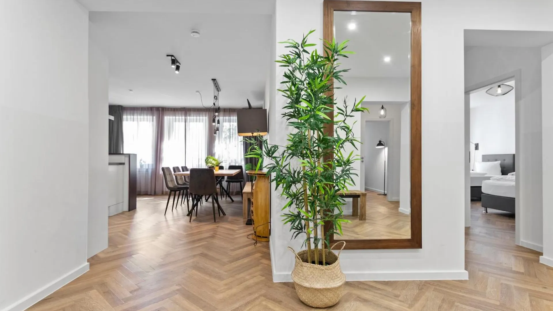 Apartment Flatista Homes - Central Station - 4 Br Munich